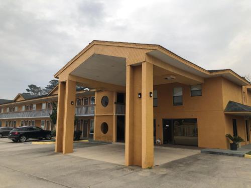 Americas Best Inn has a minimum check-in age of 18