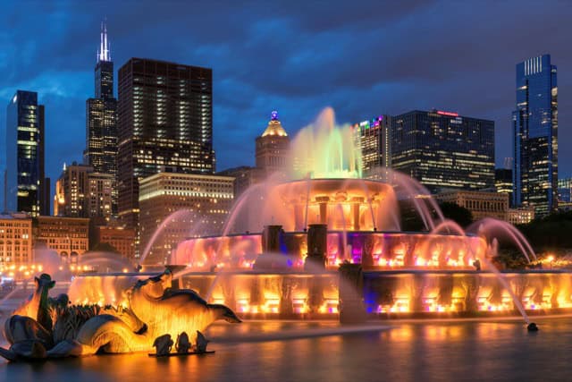 The Buckingham Fountain at night, with the downtown Chicago skyline in the background.