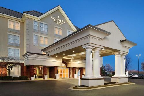 Country Inn & Suites with 18+ check-in