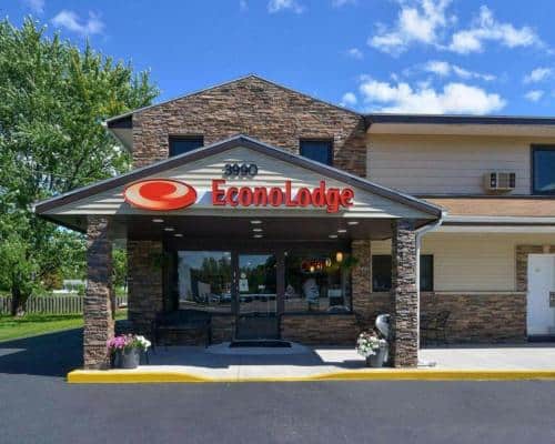Econo Lodge with 18+ check-in