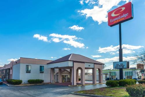 Econo Lodge & Suites with 18+ check-in