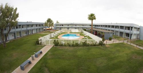EZ 8 Motel Airporter