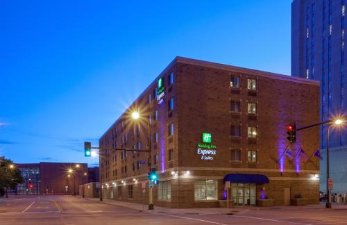 Holiday Inn Express Hotel & Suites Minneapolis Downtown Convention Center by IHG