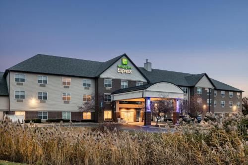 Holiday Inn Express & Suites Green Bay East by IHG