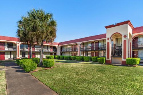 HomeTowne Studios in Midtown