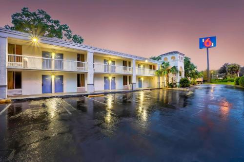 Motel 6 Gainesville for under 21