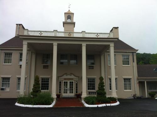 New Haven Inn with 18+ check-in