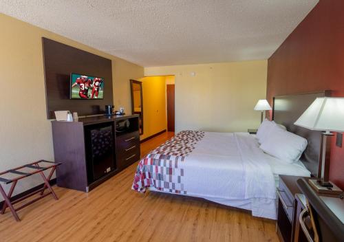 Red Roof Inn & Suites near Indianapolis Airport